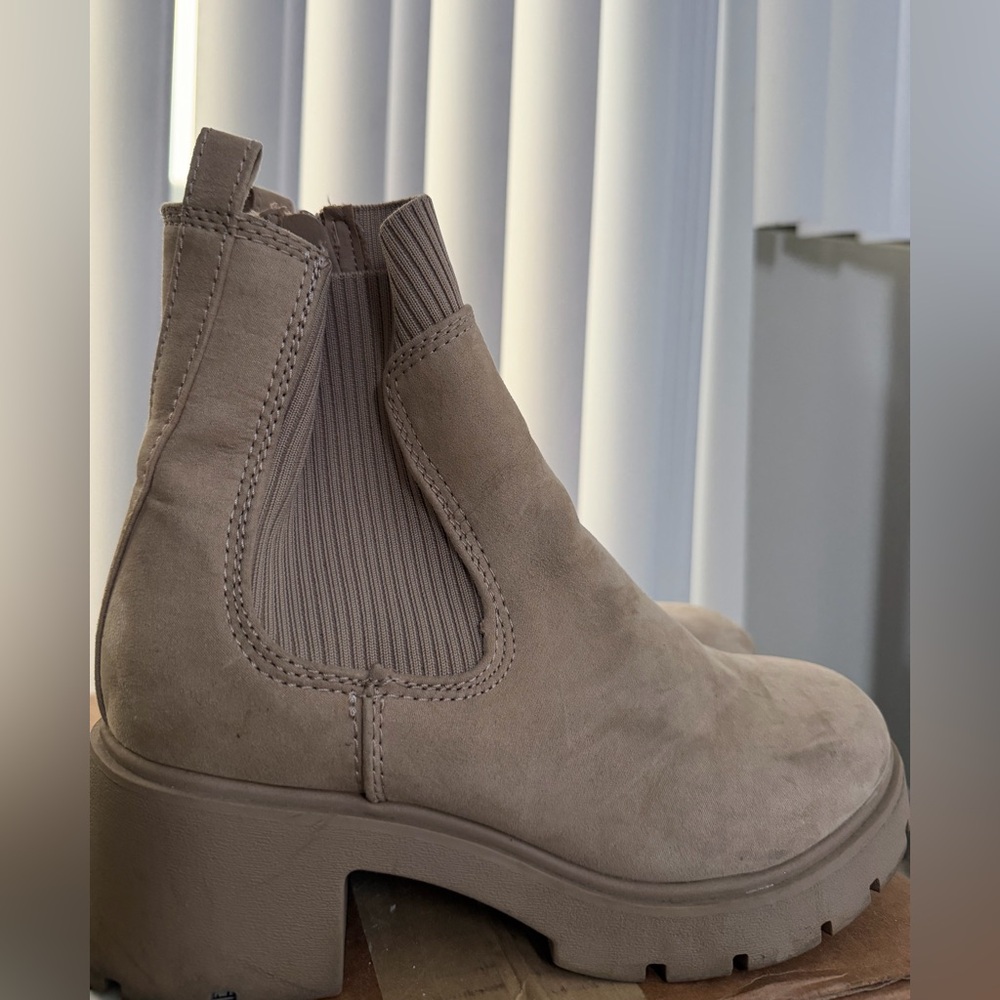 Elegant Tan Ankle Boots Size 9